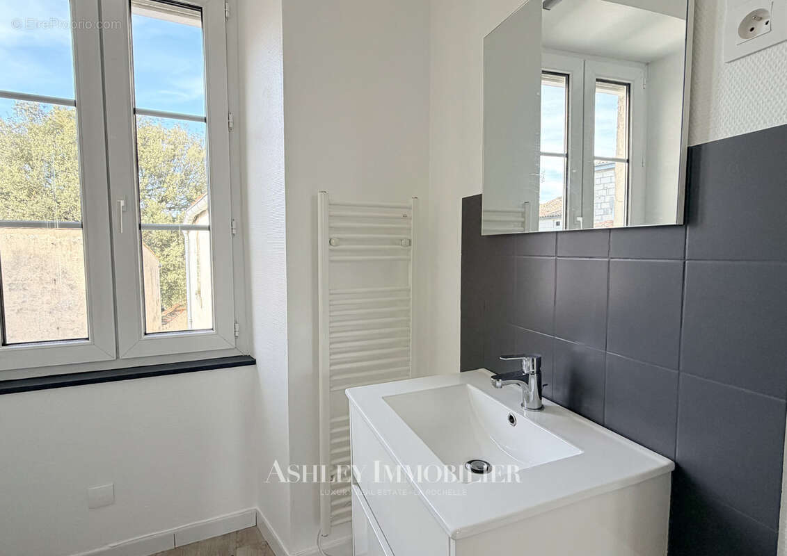 À vendre : immeuble de caractère situé à seulement 200 m du marché central de La Rochelle, comprenant 7 appart - photo 8