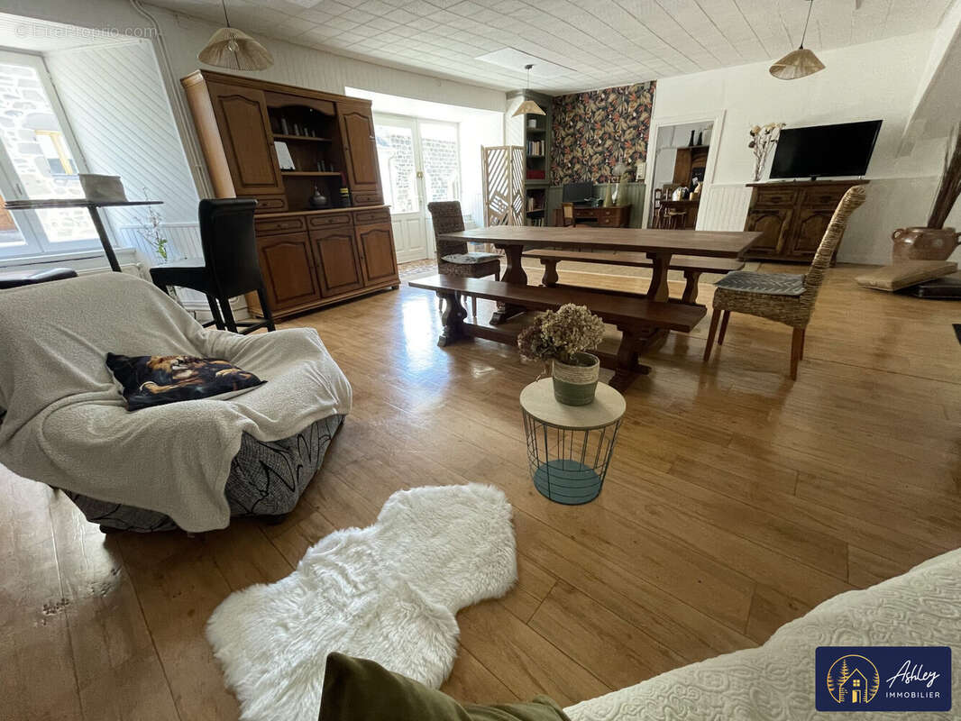 Maison 5 pièces APCHON - Maison à APCHON