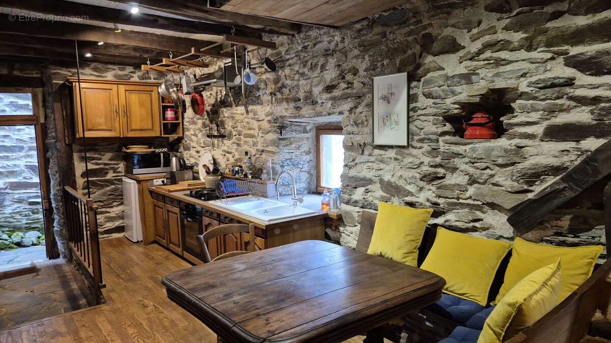 Maison à LACROIX-BARREZ