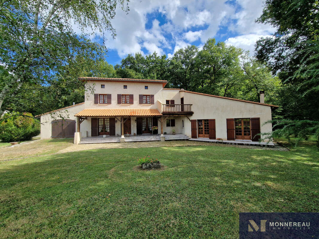 Maison à MONTMOREAU-SAINT-CYBARD