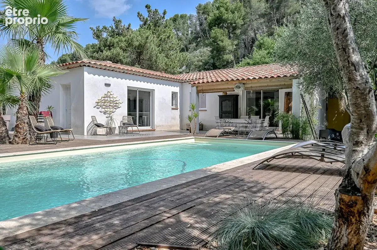 Villa T6 de 151 m² de plain pied sur 1000m² de terrain arboré avec une grande piscine à GEMENOS 13420 - photo 2