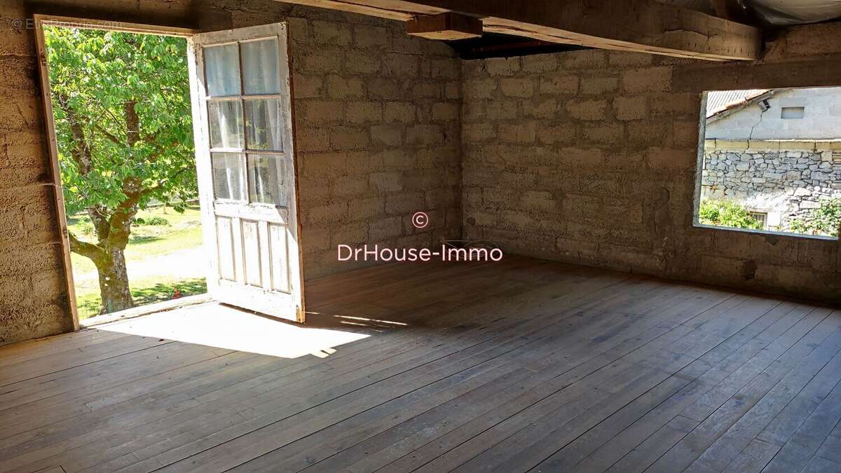 Maison à LA TOUR-BLANCHE