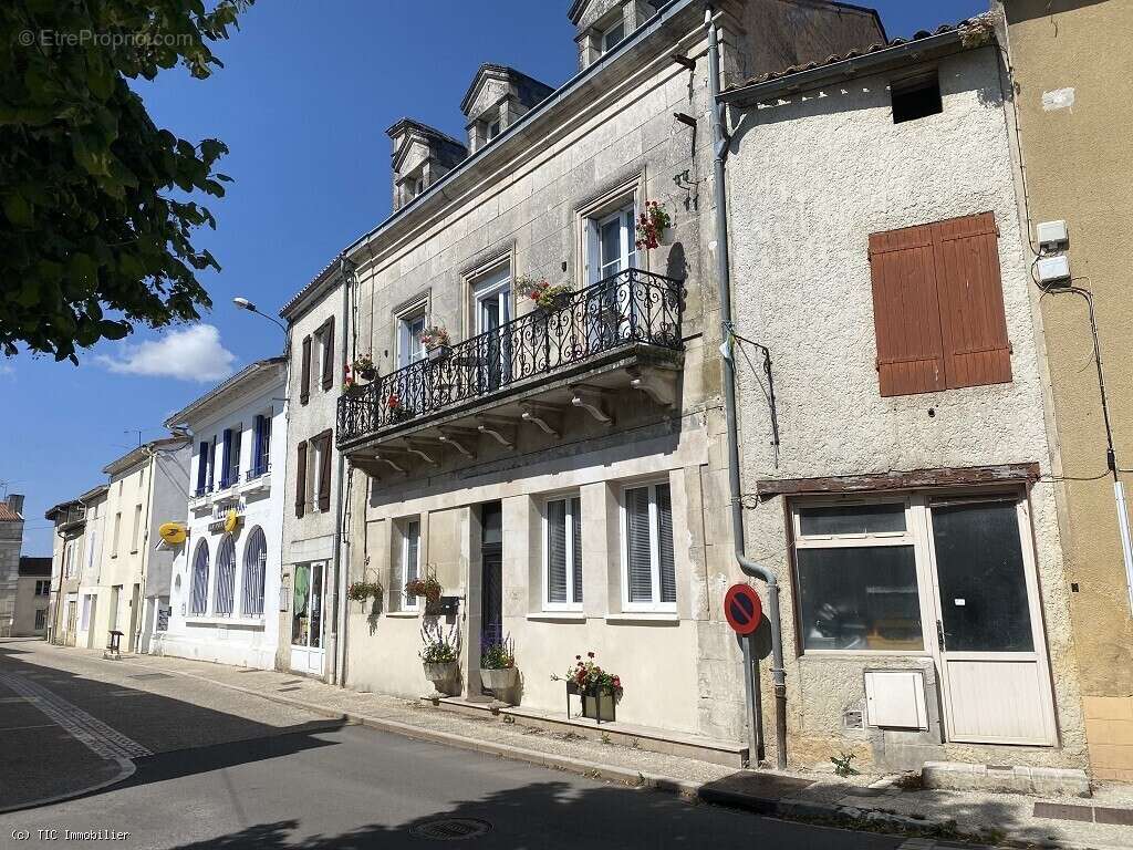 Maison à VILLEFAGNAN
