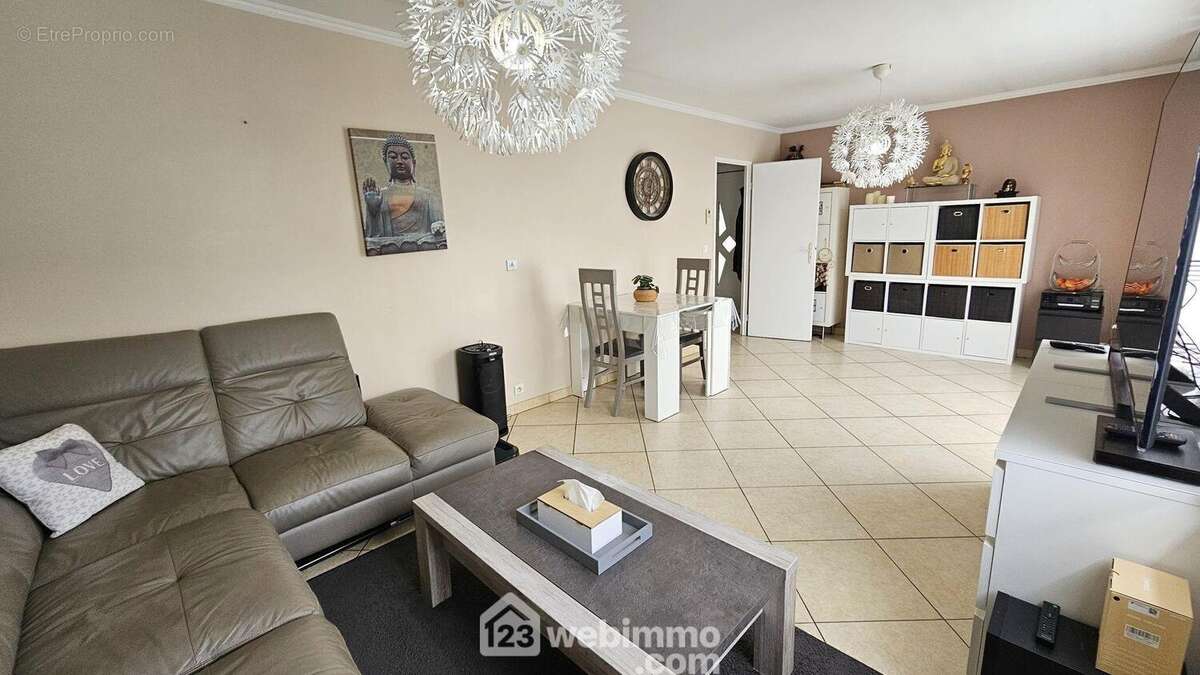 Le séjour vu sous un autre angle. - Maison à MALESHERBES