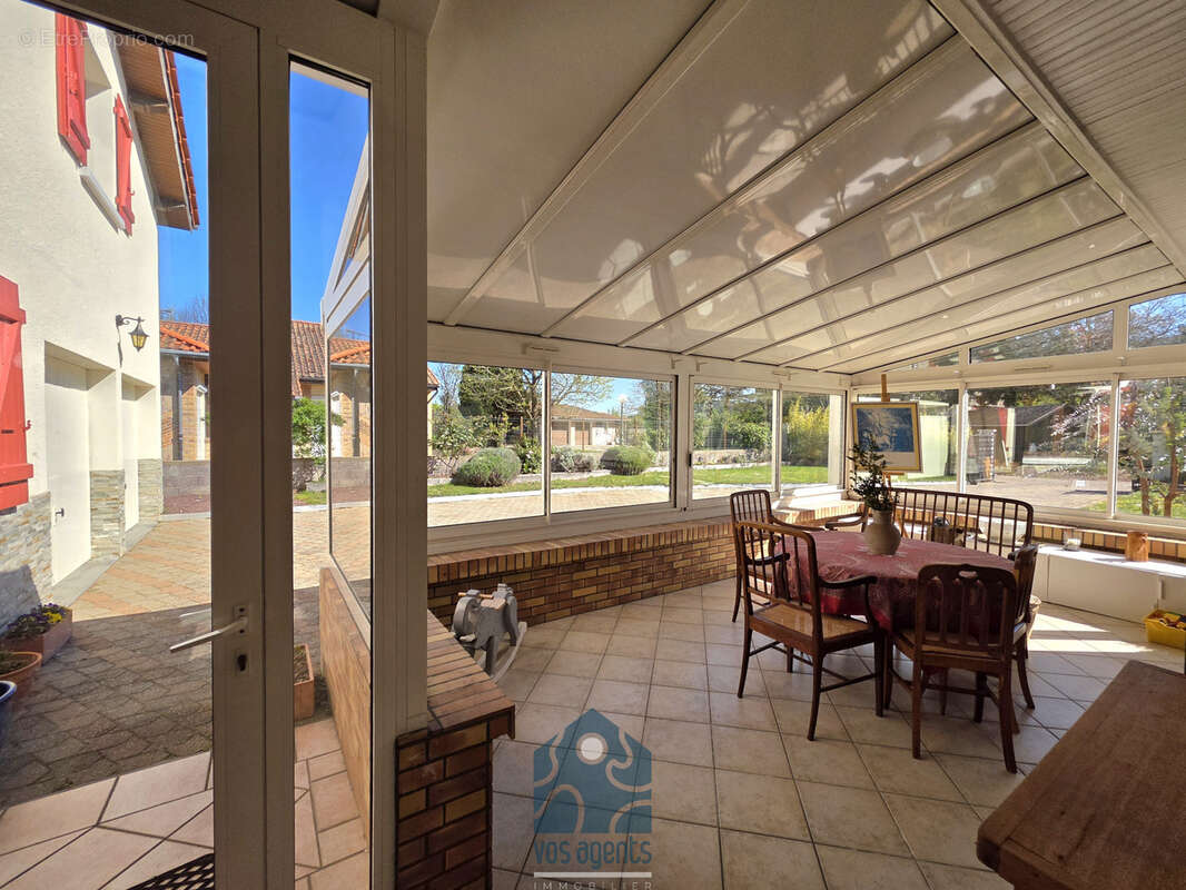 Maison individuelle 7 pièces avec terrasses, garages, caves et jardin - photo 3
