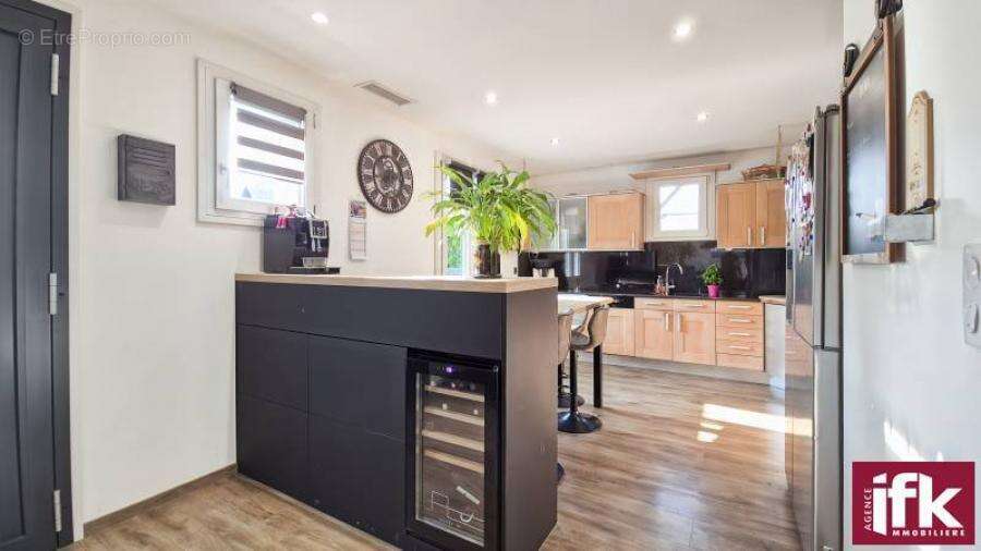 Maison plain-pied de 205 m² sur 13,52 ares avec piscine et double garage – DPE B - photo 3