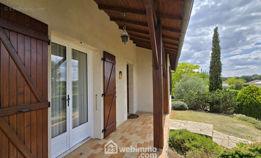Elles mènent à l&#039;entrée protégée par un porche. - Maison à NIEUIL-L&#039;ESPOIR