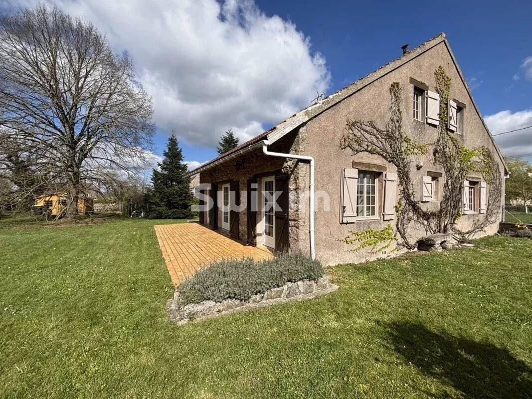 Maison à LA ROCHE-EN-BRENIL