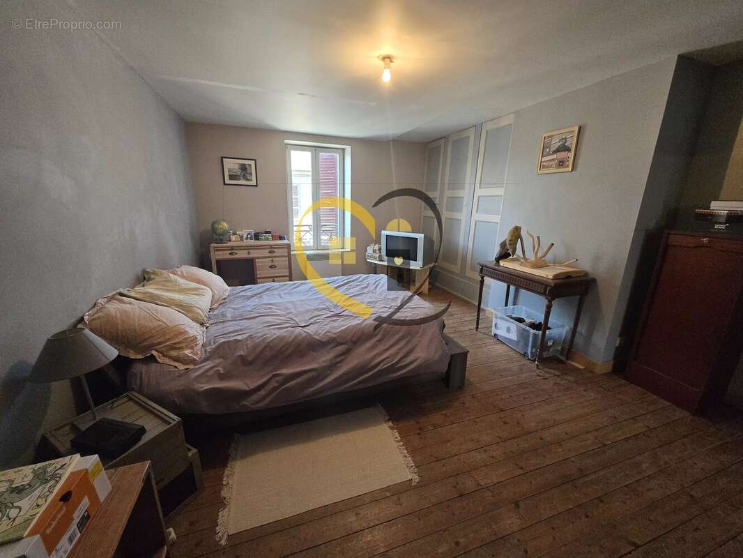 Ensemble immobilier local commercial et appartement à Henrichemont - photo 16