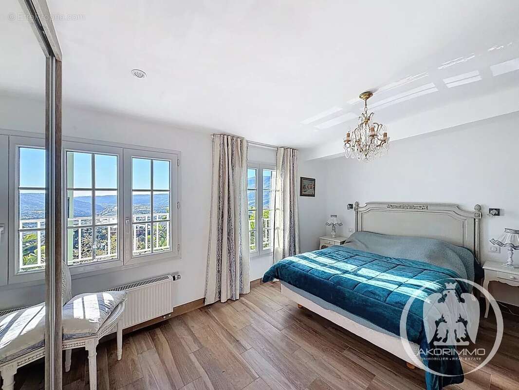 Maison à CASTAGNIERS