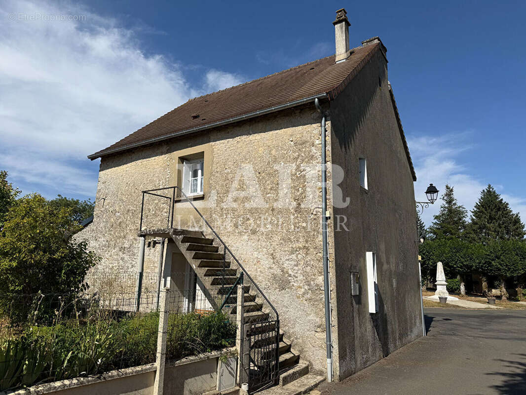 Ancien bistrot de village et ancienne mairie maison de caractère en pierre - photo 2