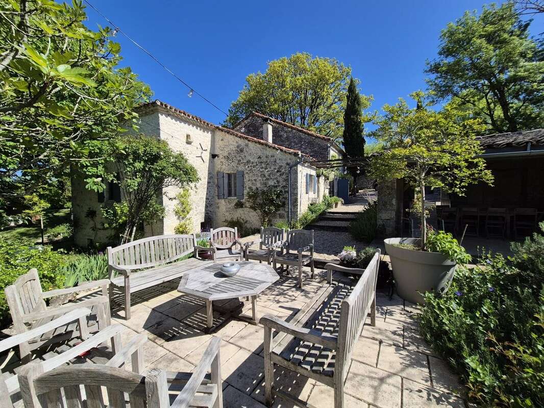 Deux maisons en pierre de caractère avec piscine, dépendances et 1,2 hectare de terrain près de Montaigu-de-Quercy - photo 17