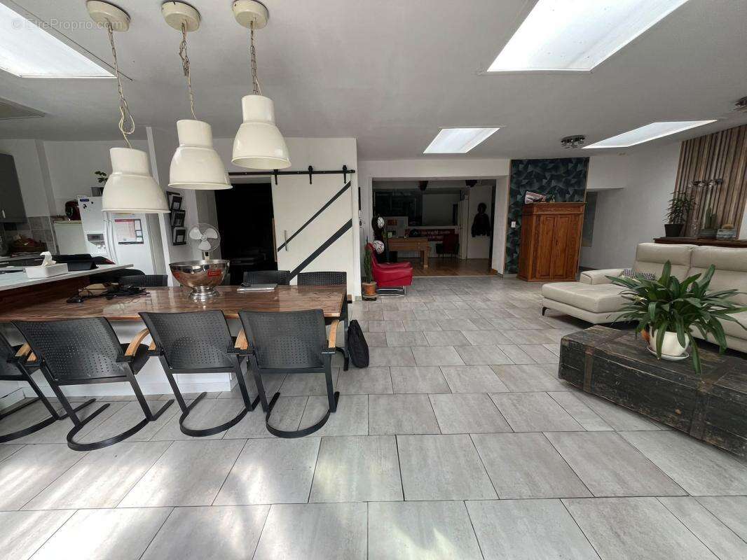  PRESTIGE & ESPACE : Splendide Maison Loft de 251 m² avec 5 Chambres, Jardin, Garage, Piscine  ‍ - photo 4