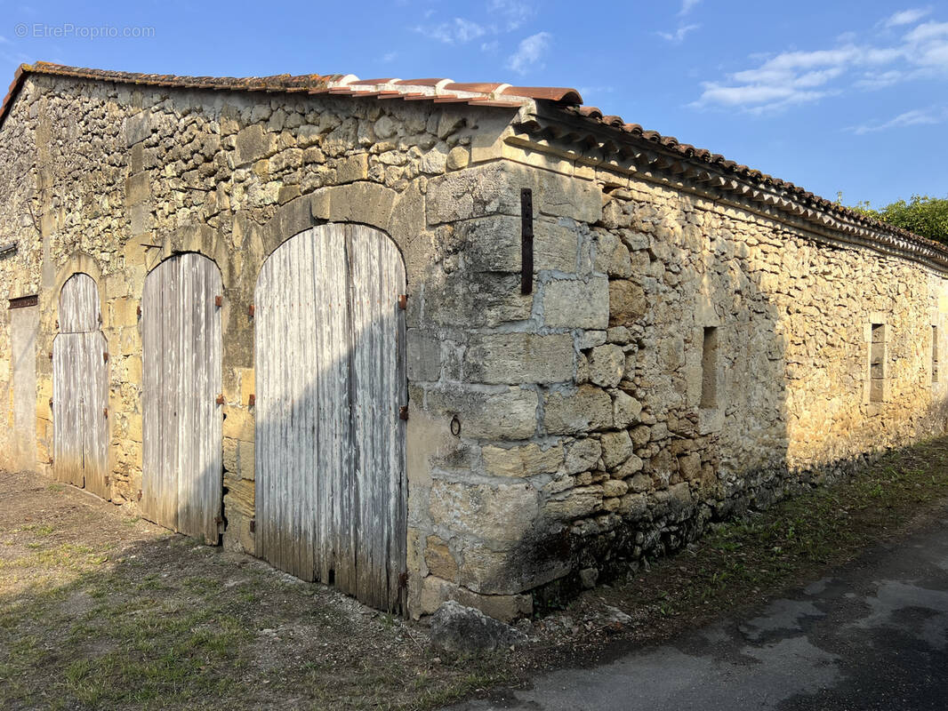 Parking à SAINT-GENES-DE-CASTILLON