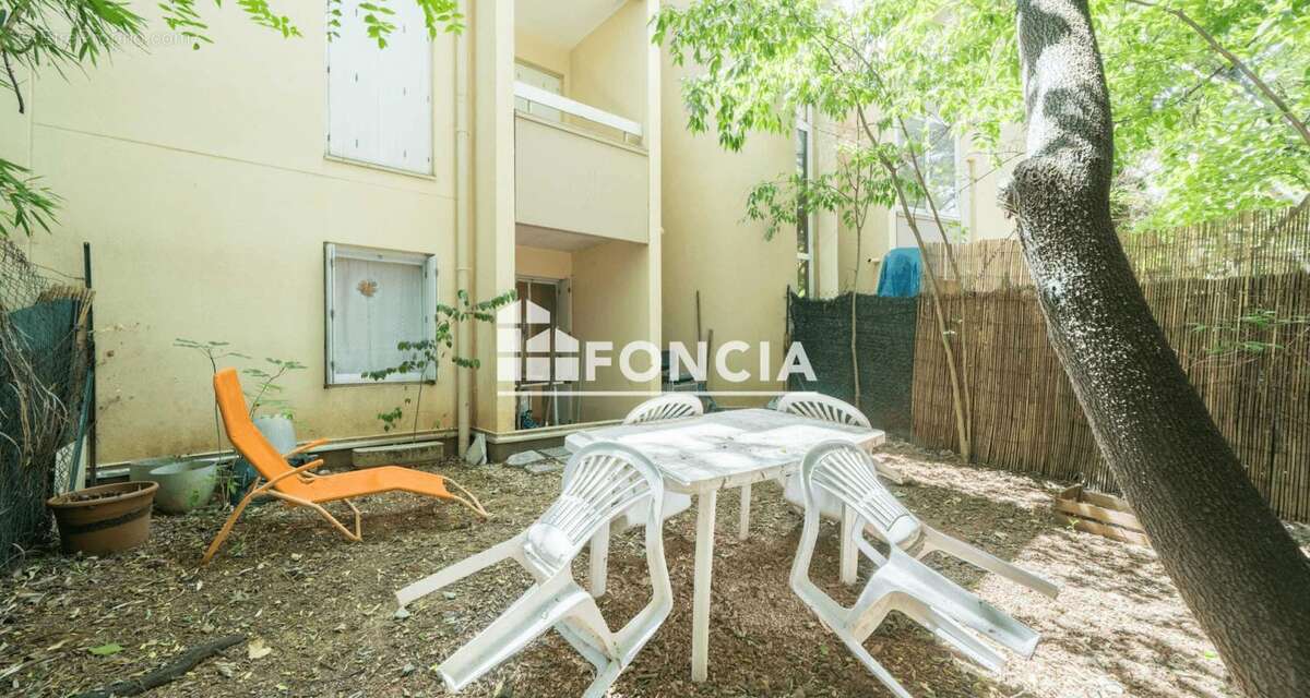Grand T2 avec jardinet, terrasse et parking - photo 10