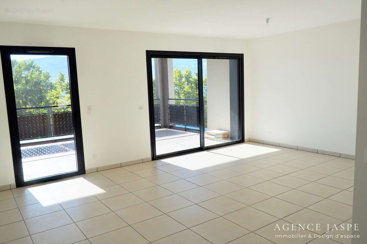 Appartement à SAINT-JEAN-BONNEFONDS