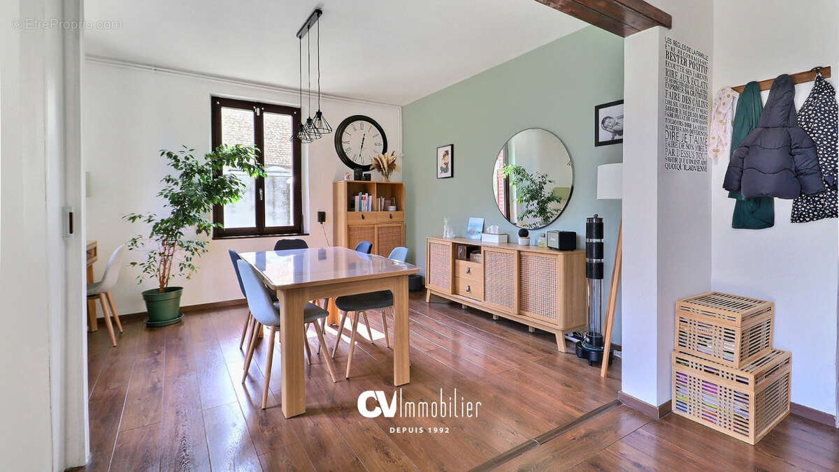 Maison à SAINT-ETIENNE-DU-VAUVRAY