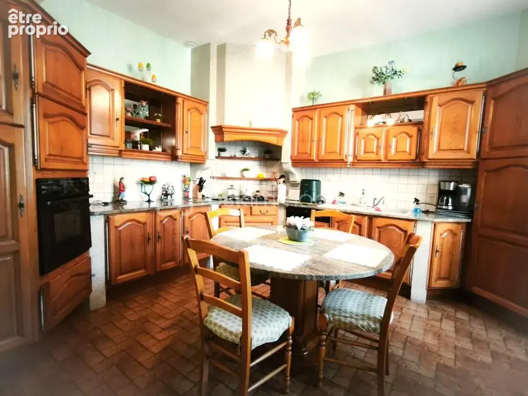 Maison de bourg - plain-pied de 89 m² - 2 chambres - la gravelle (53410) - photo 2