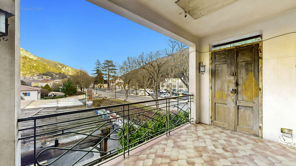 Appartement à PUGET-THENIERS