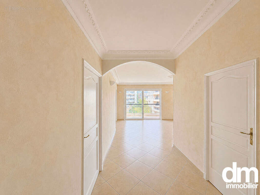 Appartement  de type 4 avec balcons et cave privative. - photo 2