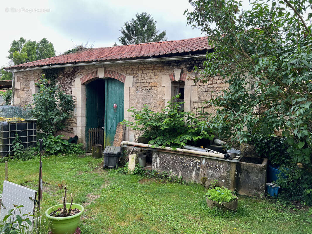 Maison en pierres à rénover - Ste Etienne de Brillouet - 85210 - photo 7