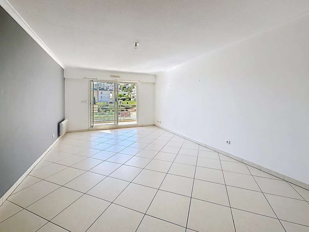 Appartement à SAINT-LAURENT-DU-VAR