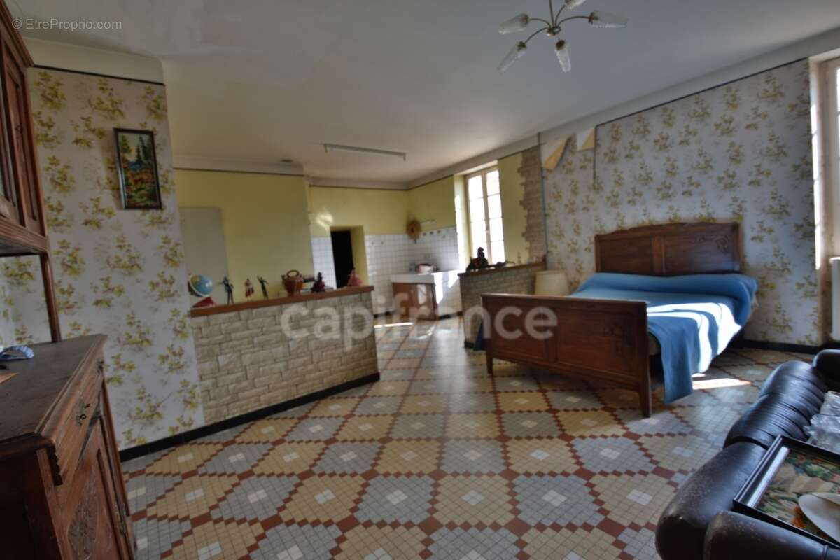 Corps de ferme surface habitable 300m2 - 6 chambres - dépendances - photo 18