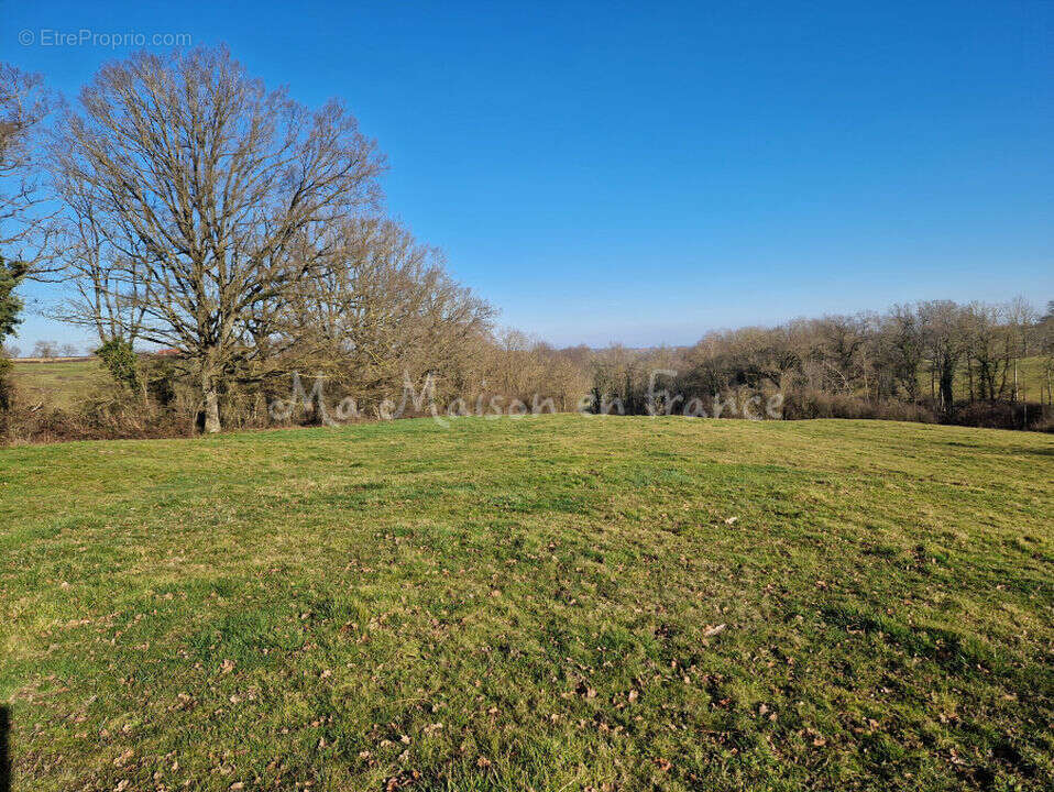 Terrain à SAINT-POURCAIN-SUR-SIOULE