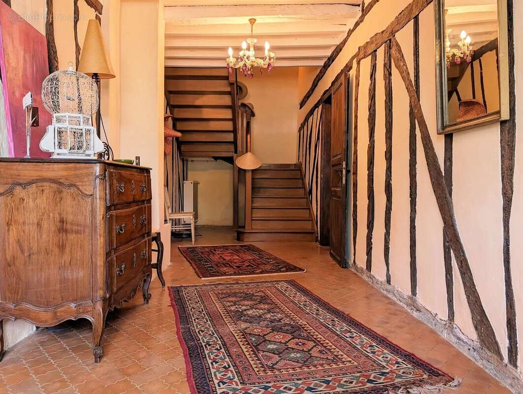 Maison de caractère avec 4 chambres sur 'environ 7318 m². - photo 5