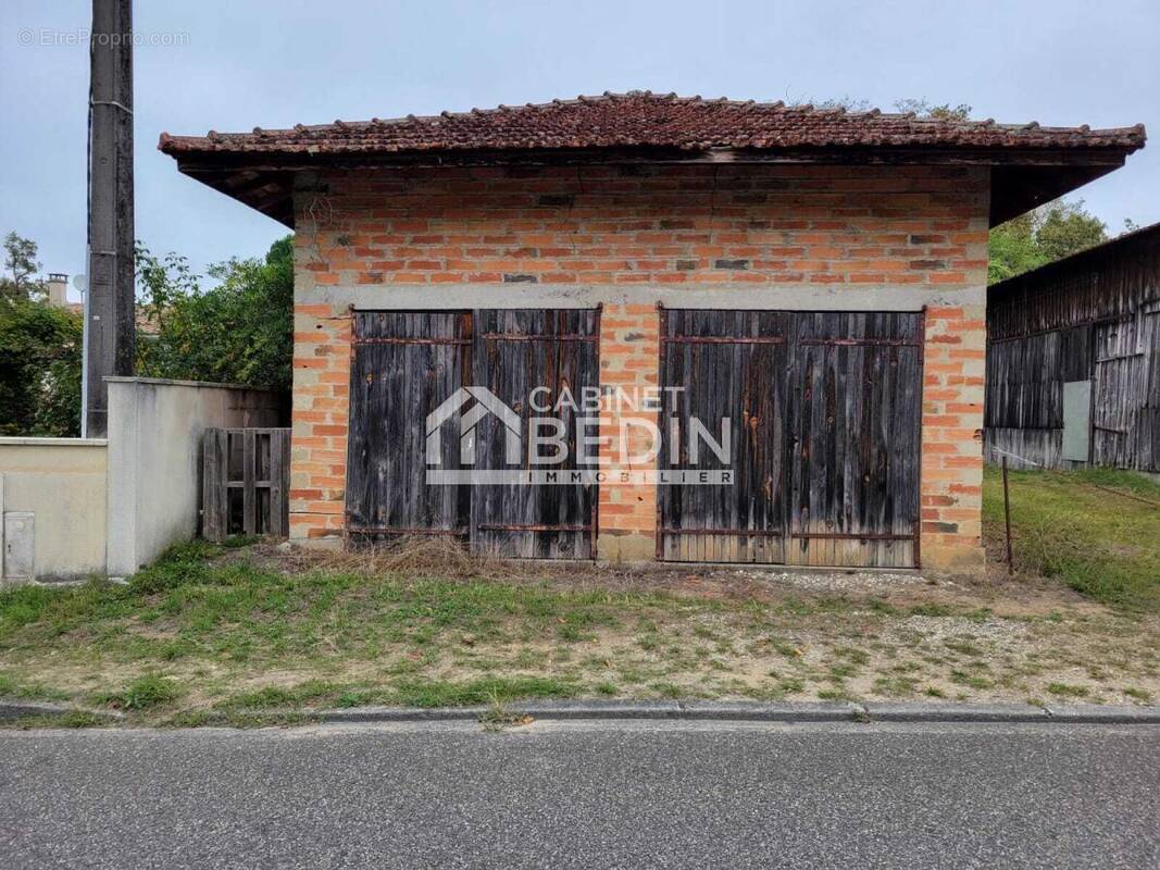 Parking à BELIN-BELIET