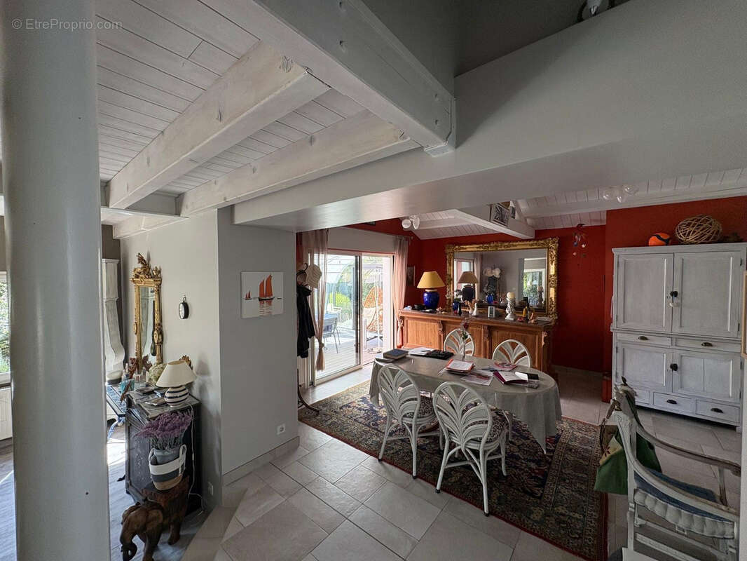 Une maison familiale pleine de potentiel, idéalement située à Sainte-Marguerite. - photo 9