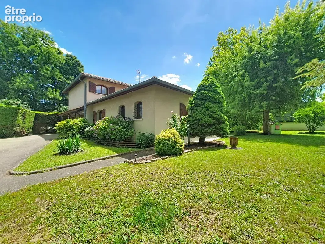 Maison - 4 Chambres - Double garage - Jardin - Piscine - Pool house - Terrasse couverte - photo 3