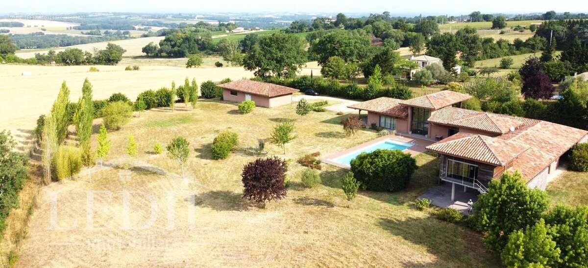 Belle propriété av garage, piscine et terrain clos - photo 2