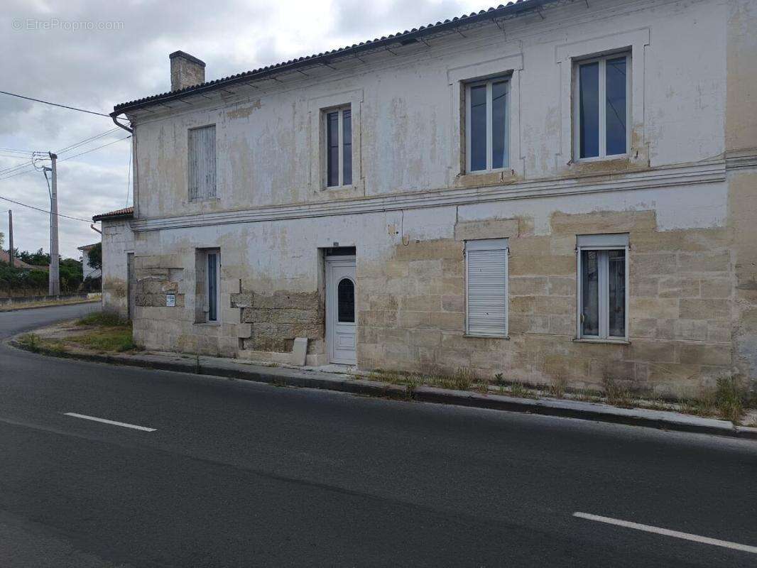Maison à SAINT-MEDARD-DE-GUIZIERES