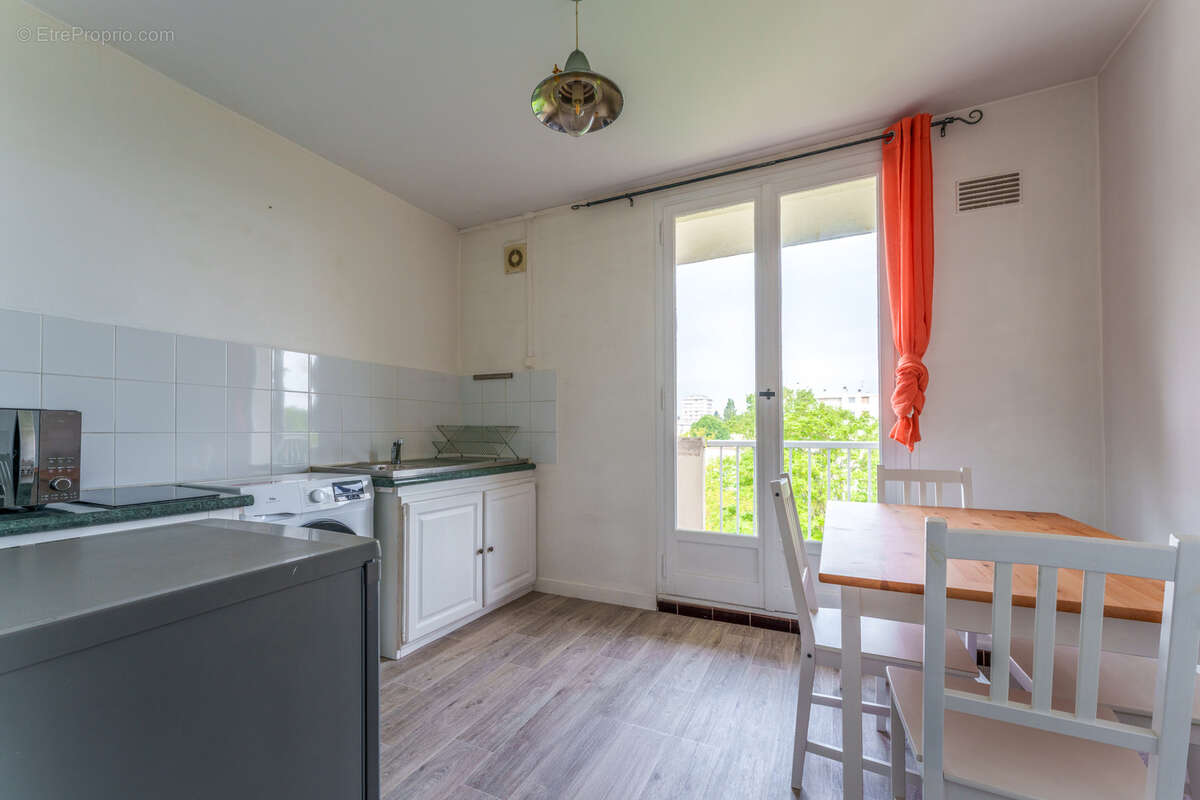 Appartement f1bis meuble proche tram et commerces avec locataire en place - photo 3