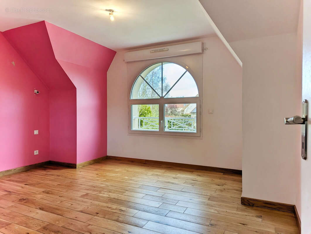 Maison à LA QUEUE-LES-YVELINES