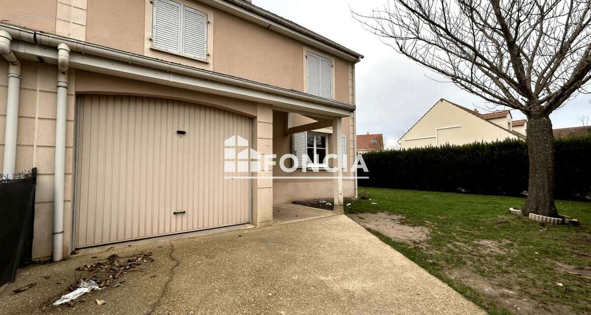 Maison à LE COUDRAY-MONTCEAUX