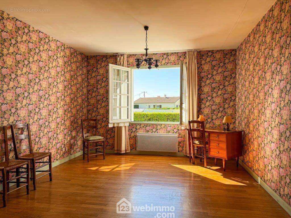 toutes de belles dimensions (18,15 et 15 m²) - Maison à POUZAUGES
