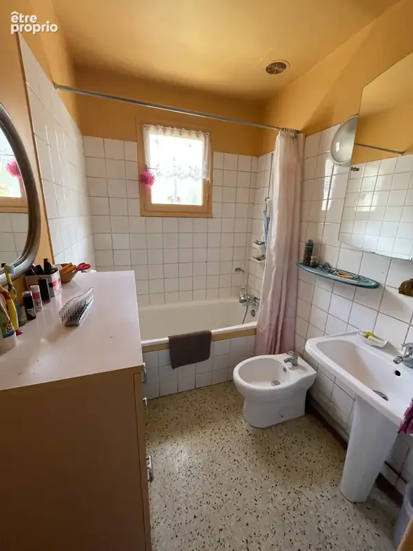 Urgent: Un véritable havre de paix offrant de beaux volumes et un fort potentiel ! - photo 11