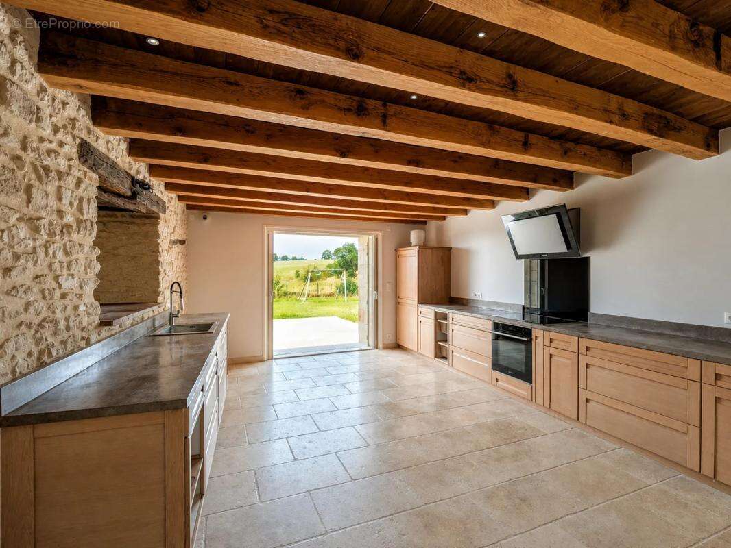 Maison T5 corps de ferme en pierre d'exception - 308 m2 - Fénols - photo 3