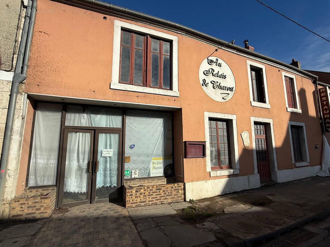 Commerce à CHAROST