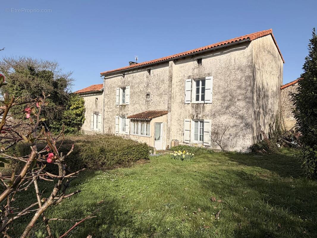Maison à COURCOME