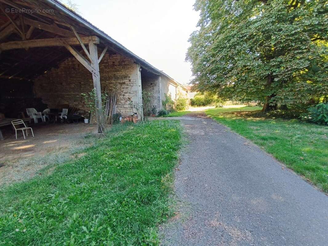 Charmante maison en pierre de 4 chambres dans un quartier paisible - photo 18