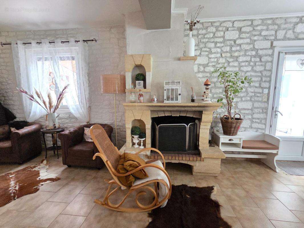 Maison à SAINT-JEAN-D'ANGELY