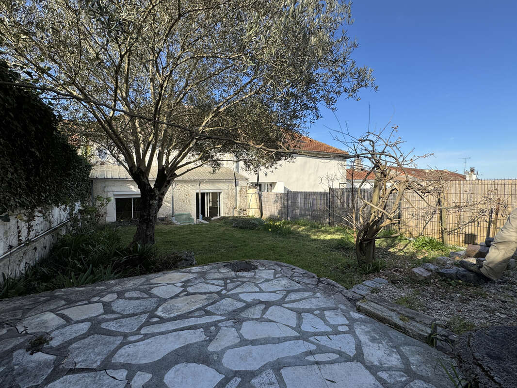 Maison à BARBEZIEUX-SAINT-HILAIRE