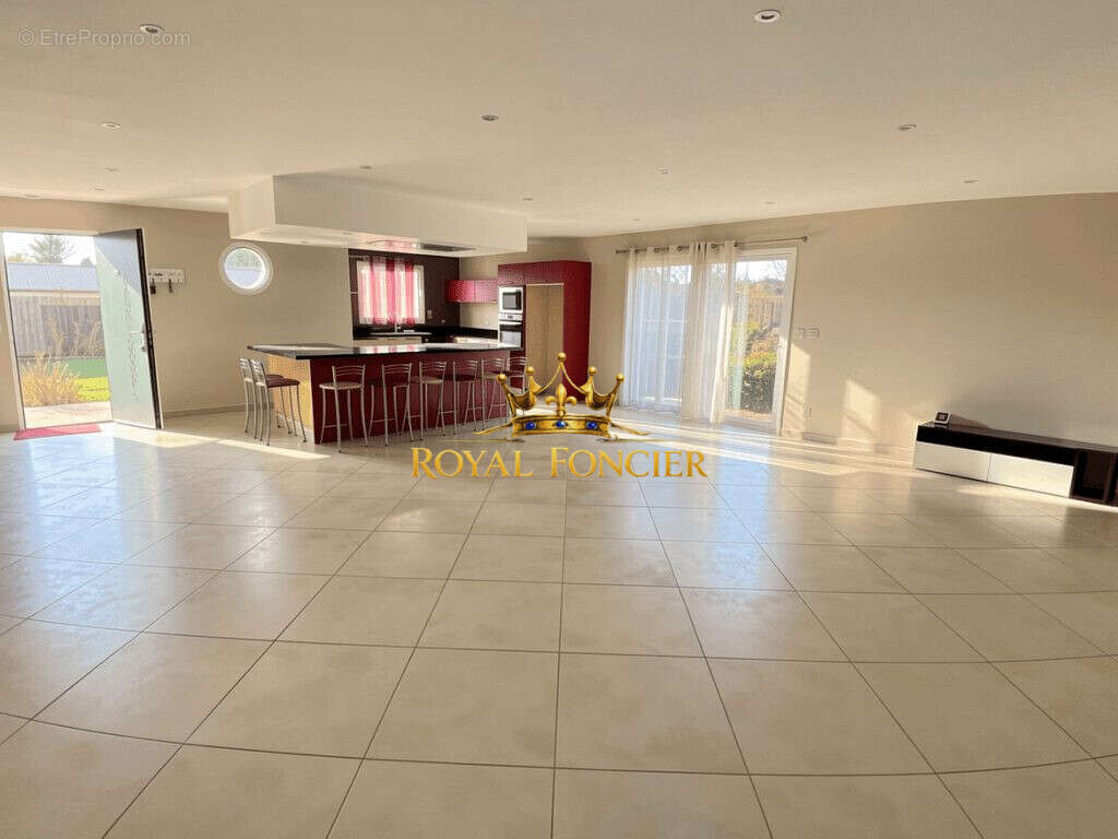 Maison 185 m² à Dange-Saint-Romain  - photo 3