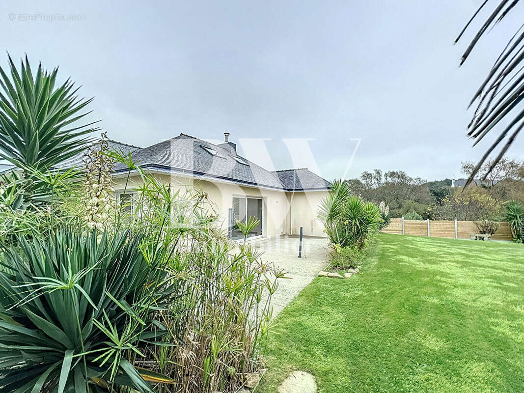 Maison à LAMPAUL-PLOUARZEL