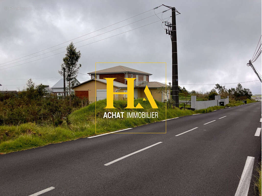 Terrain à SAINT-PIERRE