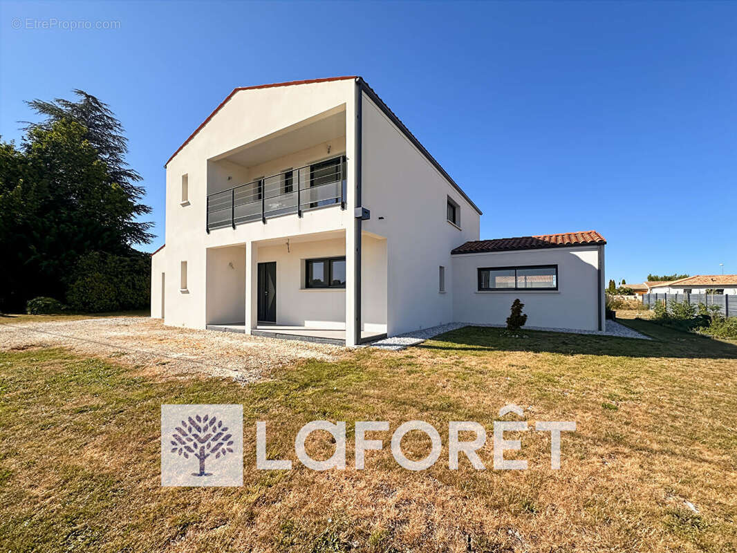 Maison contemporaine 2020 - 199 m² - 4 chambres - Terrain 999 m² entre SAINTES (17100), PONS (17800) et COGNAC (16100) - photo 2