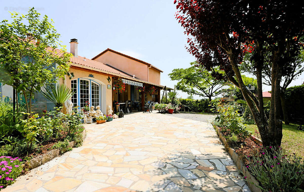 Maison à PESSAT-VILLENEUVE